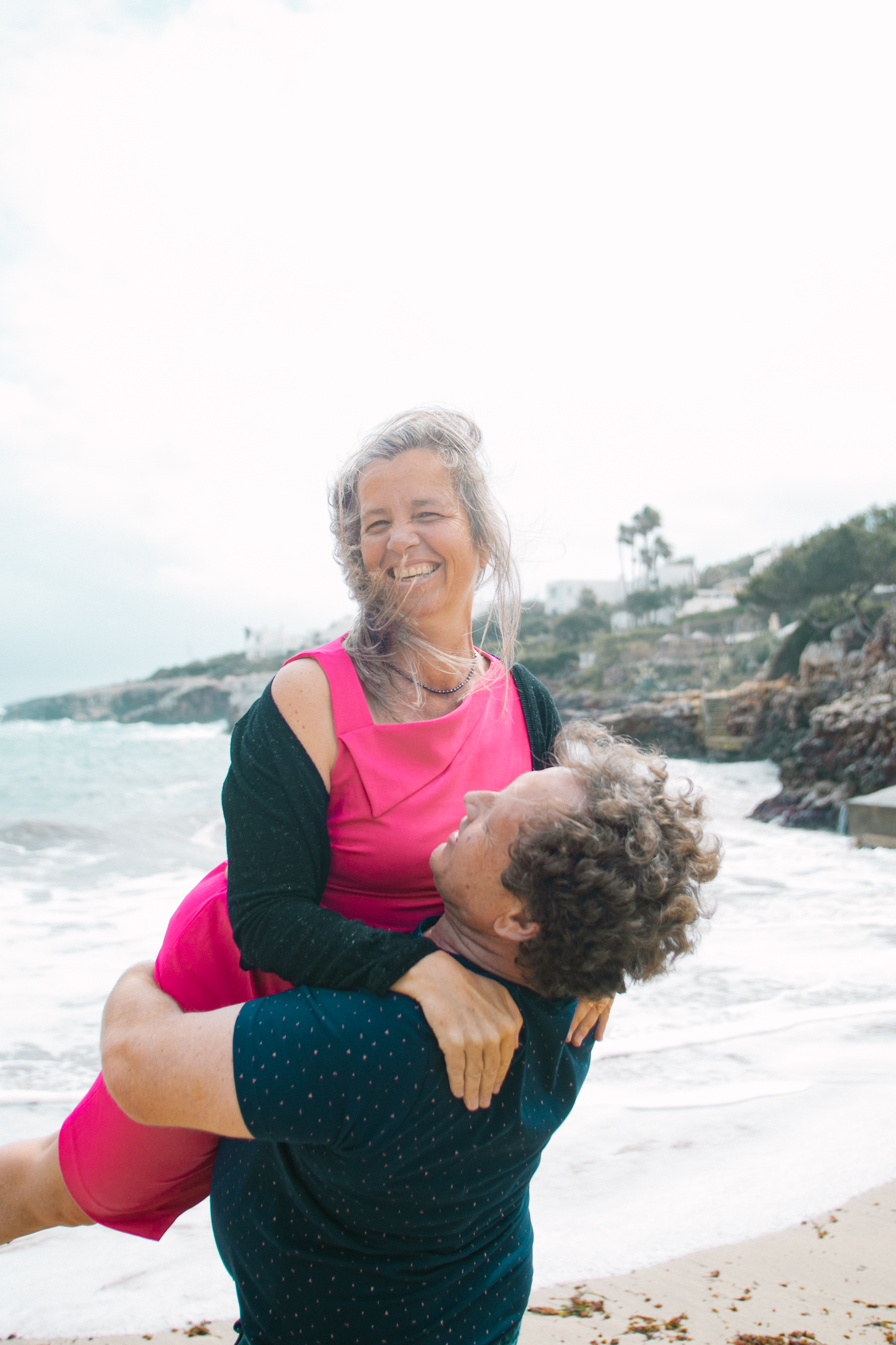 Annette und Herbert lachend am Strand