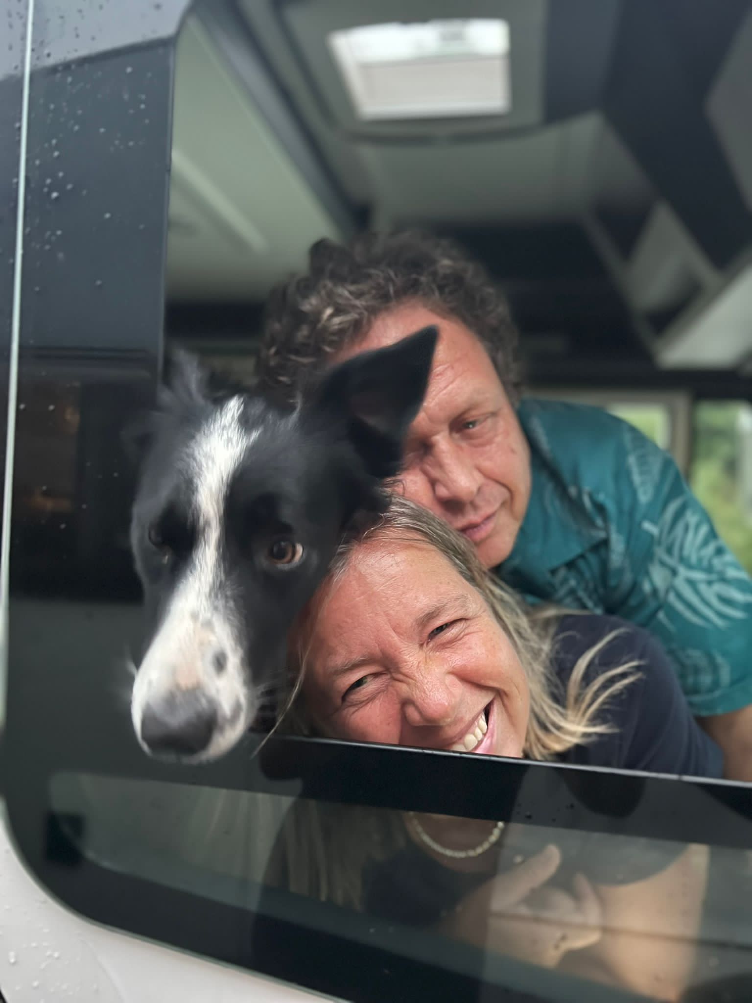 Annette und Herbert Himmelstoß mit ihrem Hund am Wohnmobil