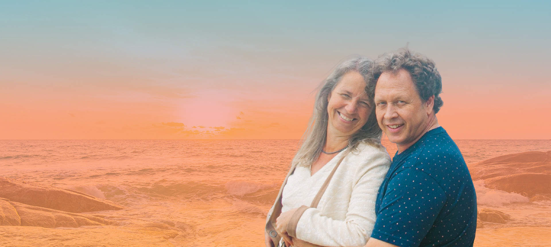 Annette und Herbert Himmelstoß am Meer im Sonnenuntergang