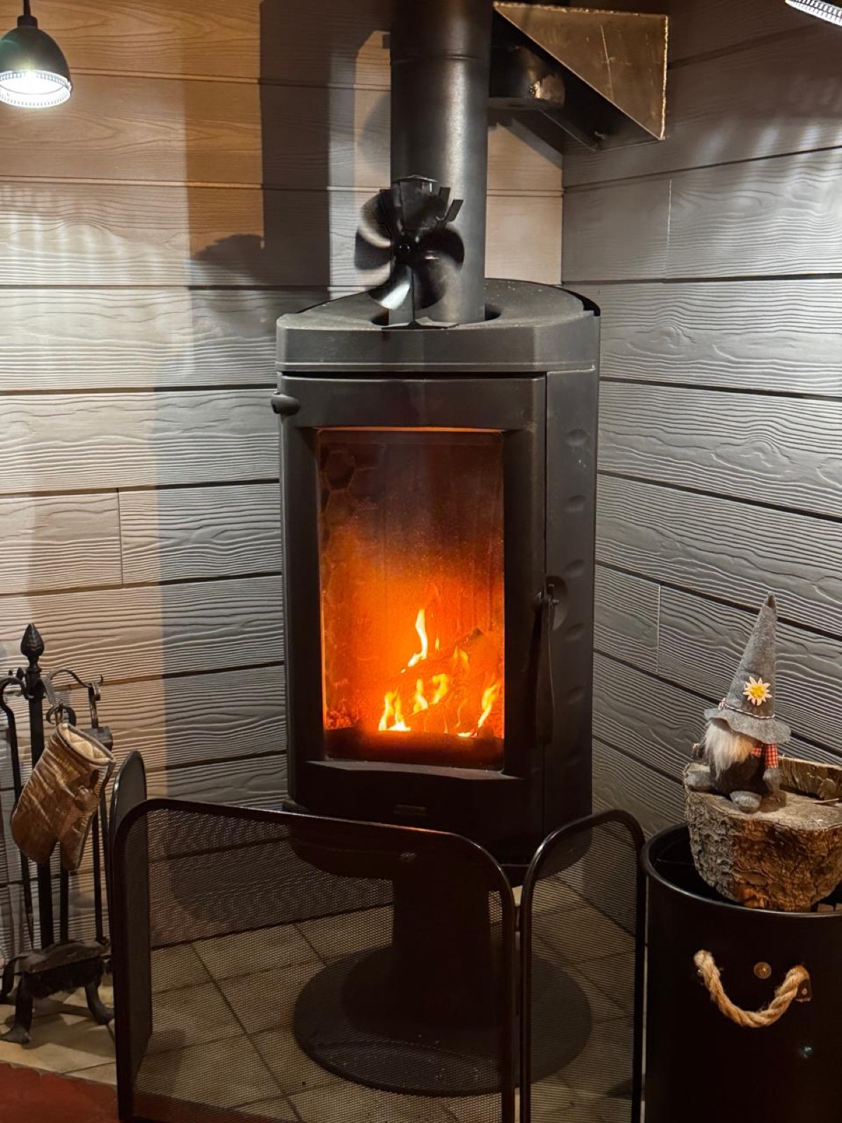 Brennender Holzofen im Haus — gemütliche Wärme am Abend